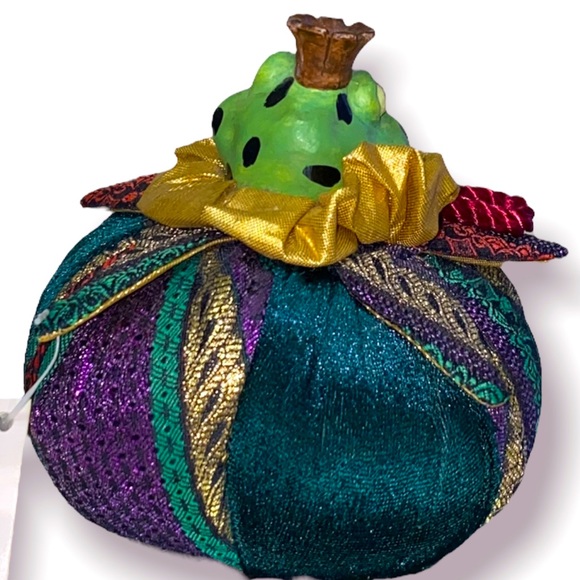 Russ Berrie Royal Winterfest Frog Prince shelf sitter pin cushion - Picture 2 of 2